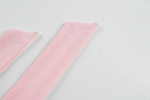 Détail de bas roses semi-transparents montrant la texture en maille fine et la matière