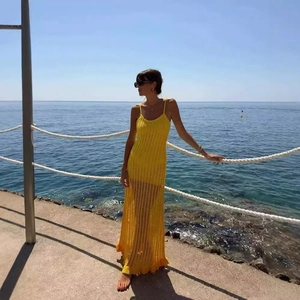 Gelbes Strick-Maxikleid mit Lochmuster und gewelltem Saum für den Strandurlaub am Meer