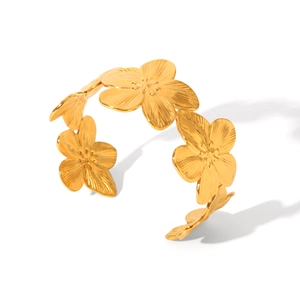 Dettaglio di un bracciale in acciaio inossidabile placcato oro 18K con motivo floreale