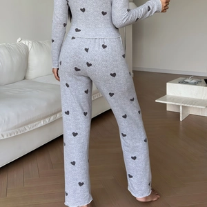 Ensemble de détente gris à motif cœur avec haut à manches longues et pantalon droit