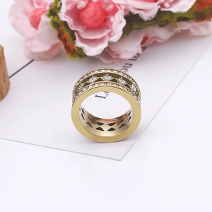 Breiter goldener Ring mit Rauten-Diamantmuster auf weißer Karte präsentiert