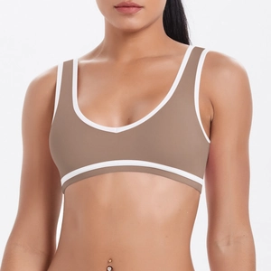 Gros plan du soutien-gorge de sport kaki avec liseré blanc et large bande élastique