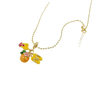 Collana con perline dorate e ciondoli a forma di cappello, ananas e infradito