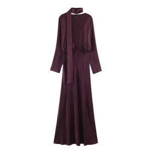 Détail de la robe longue en satin bordeaux à manches longues et col écharpe soyeux