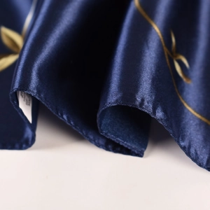 Eleganter dunkelblauer Satin-Viereckschal mit goldenen Pfingstrosenblättern und Textur