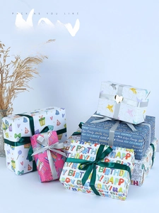 Détail de papier cadeau d'anniversaire coloré avec motifs licornes et glaces