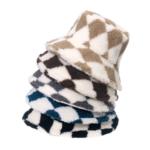 Cappello bucket invernale in ecopelliccia a scacchi disponibile in cinque colori diversi