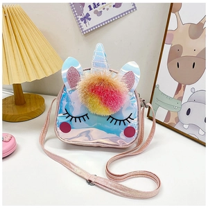 Dettaglio della borsa pranzo unicorno con tessuto laser arcobaleno e corno di paillettes