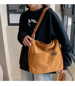 Vue détaillée du sac bandoulière en velours côtelé jaune moutarde avec sangle réglable