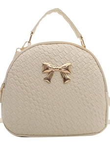 Borsa color crema con trama intrecciata e fibbia a fiocco dorata su sfondo bianco