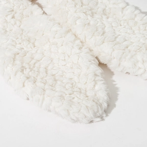 Chapeau bob oreilles de chien en peluche blanche pour femme avec texture douce d'hiver