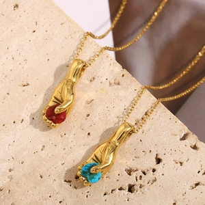 Colliers en acier plaqué or 18K avec pendentifs main et pierres rouge et bleue