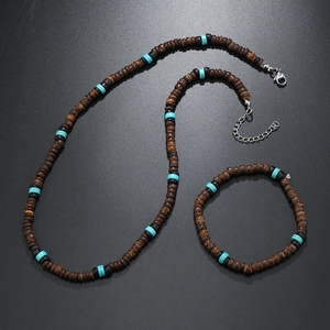 Détail de l'ensemble collier et bracelet en noix de coco avec perles turquoise
