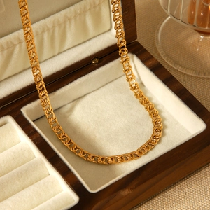 Collier chaîne en acier inoxydable plaqué or 18 carats présenté dans un écrin en bois chic