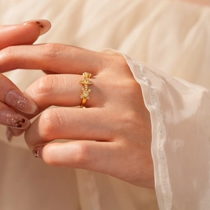Nahaufnahme eines goldenen Schmetterlingsrings mit Zirkonia auf weißem Hintergrund