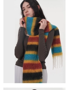 Détail d'une écharpe à carreaux arc-en-ciel avec des franges douces portée par mannequin