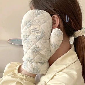 Floral quilted oven mitt in cream and blue with soft diamond pattern for heat resistance