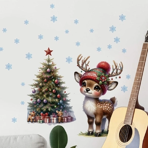 Détail de stickers de Noël montrant un sapin décoré et un renne mignon sur un mur blanc