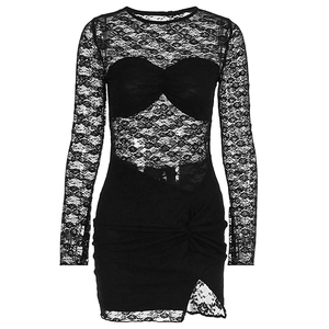 Détails de la dentelle florale noire et du design froncé sur cette robe courte sexy