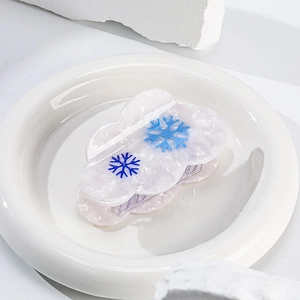 Pince à cheveux minimaliste en acétate blanc en forme de nuage avec flocons bleus