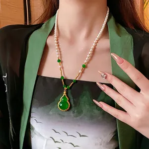 Collier en perles plaqué or avec pendentif gourde verte et design oriental rétro