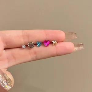 Detalle de un juego de 5 pendientes con cristales de colores y circonitas brillantes