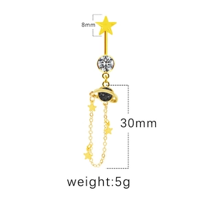Vue détaillée du piercing de nombril doré avec pendentifs étoiles et oxydes de zirconium