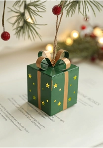 Ornement boîte cadeau en métal vert vintage avec étoile évidée et nœud doré pour sapin