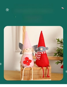 Détail de poupées d'ange et de gnome de Noël en peluche dans un panier en osier