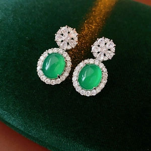 Vue rapprochée de boucles d'oreilles vintage en calcédoine verte et zircons fleuris
