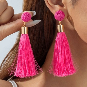 Chics boucles d'oreilles longues en raphia rose avec détails en métal doré