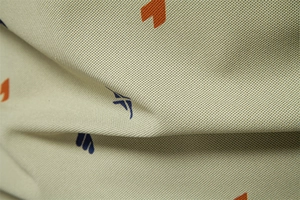 Macro del tessuto piqué della polo da uomo con motivi a cuore geometrici