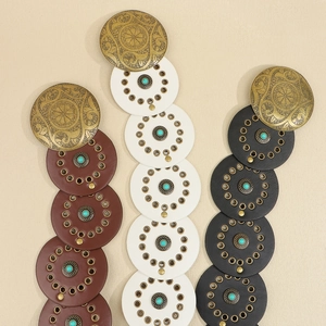 Trois ceintures en cuir avec incrustations de turquoise et boucles gravées vintage