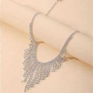 Détail d'un collier à franges argentées avec strass en cascade et design en forme de V