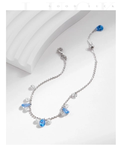 Makroansicht der S925 Sterlingsilberkette mit blauen Edelsteinen und Karabinerverschluss