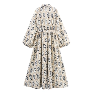 Rückansicht eines französischen Vintage-Kleides mit Blumenmuster und Taillengürtel