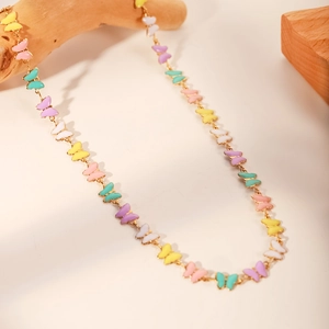 Makroaufnahme der 18k Gold Schmetterlingskette mit bunten Emaille-Gliedern und Goldkette