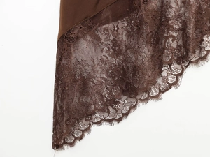 Détail du satin marron foncé avec bordure en dentelle florale et finitions délicates