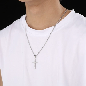 Vue détaillée du pendentif croix serti de pierres CNC avec chaîne torsadée sur un mannequin