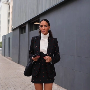 Ensemble tailleur noir pour femme avec blazer brodé de fraises et mini-jupe trapèze