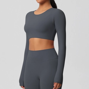 Détail de l'ensemble de yoga gris anthracite avec legging taille haute et crop top long