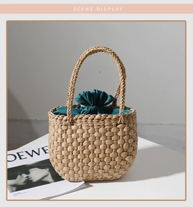 Détail du sac à main en paille tressée avec doublure bleu canard et anses spirales