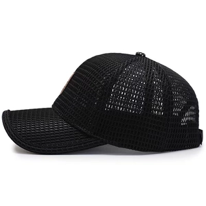Vista laterale del berretto da baseball in mesh nero traspirante con protezione solare