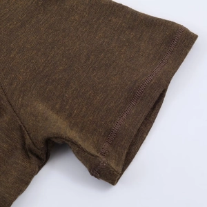 Détail des poignets à double couture d'un pull à col montant en maille marron foncé
