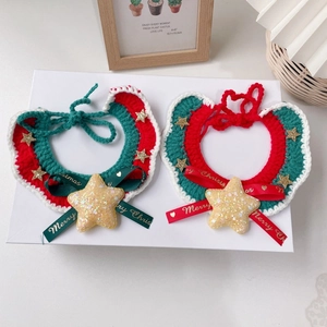 Détail d'écharpe de Noël tricotée main pour animaux avec étoile et ruban Joyeux Noël
