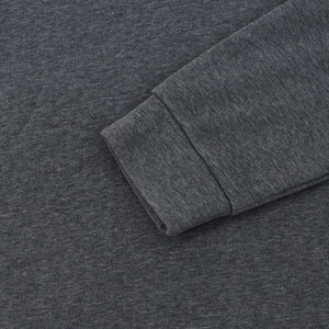 Detailaufnahme des dunkelgrauen Hoodies mit elastischen Rippbündchen und Strukturstoff
