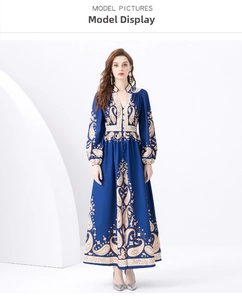 Primo piano dell'abito blu scuro con stampa paisley, maniche a lanterna e scollo a V profondo