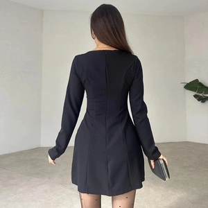 Vista posteriore dell'abito corto nero slim fit con cerniera invisibile e vita sfiancata