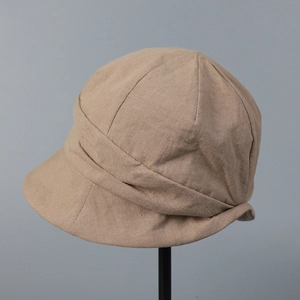 Vue détaillée du chapeau de soleil en lin beige avec texture plissée et large bord