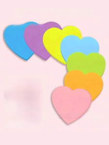 Detalle macro de notas adhesivas con forma de corazón en 8 colores fluorescentes